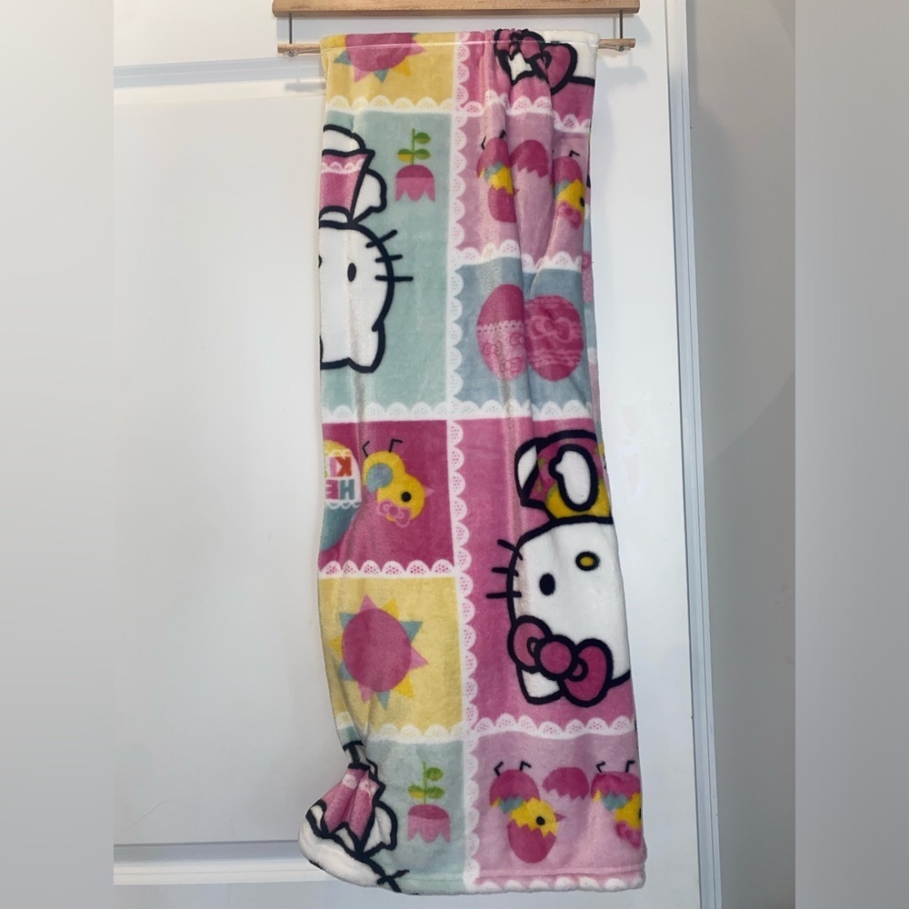 Hello Kitty Patchwork Easter Blanket - Picture 2 of 8